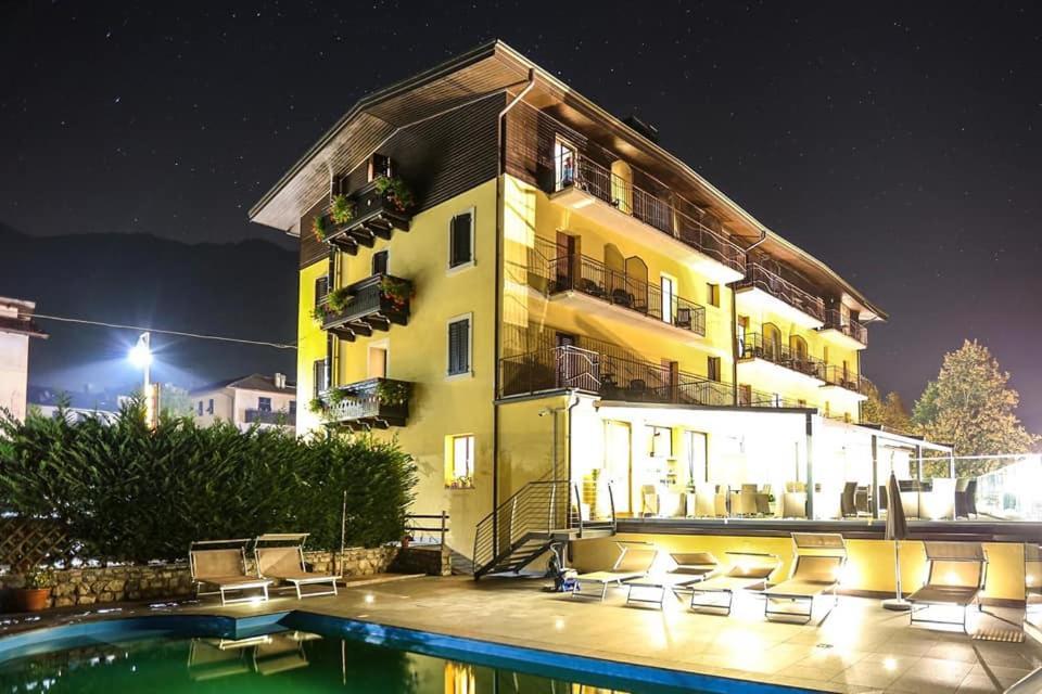 Albergo Mezzolago Exteriör bild