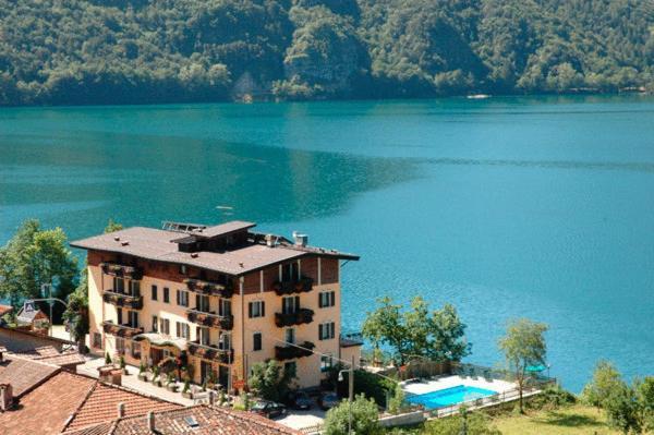 Albergo Mezzolago Exteriör bild