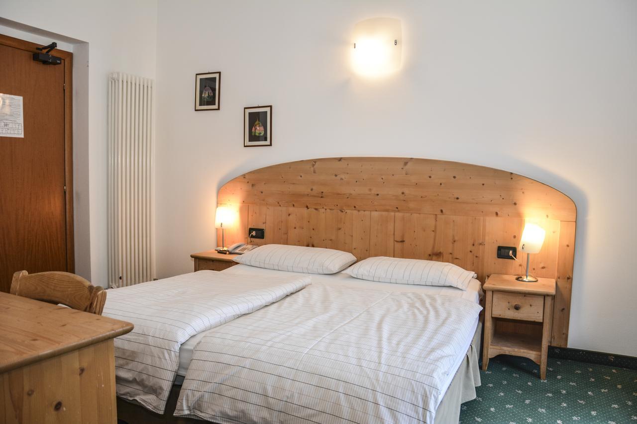 Albergo Mezzolago Exteriör bild